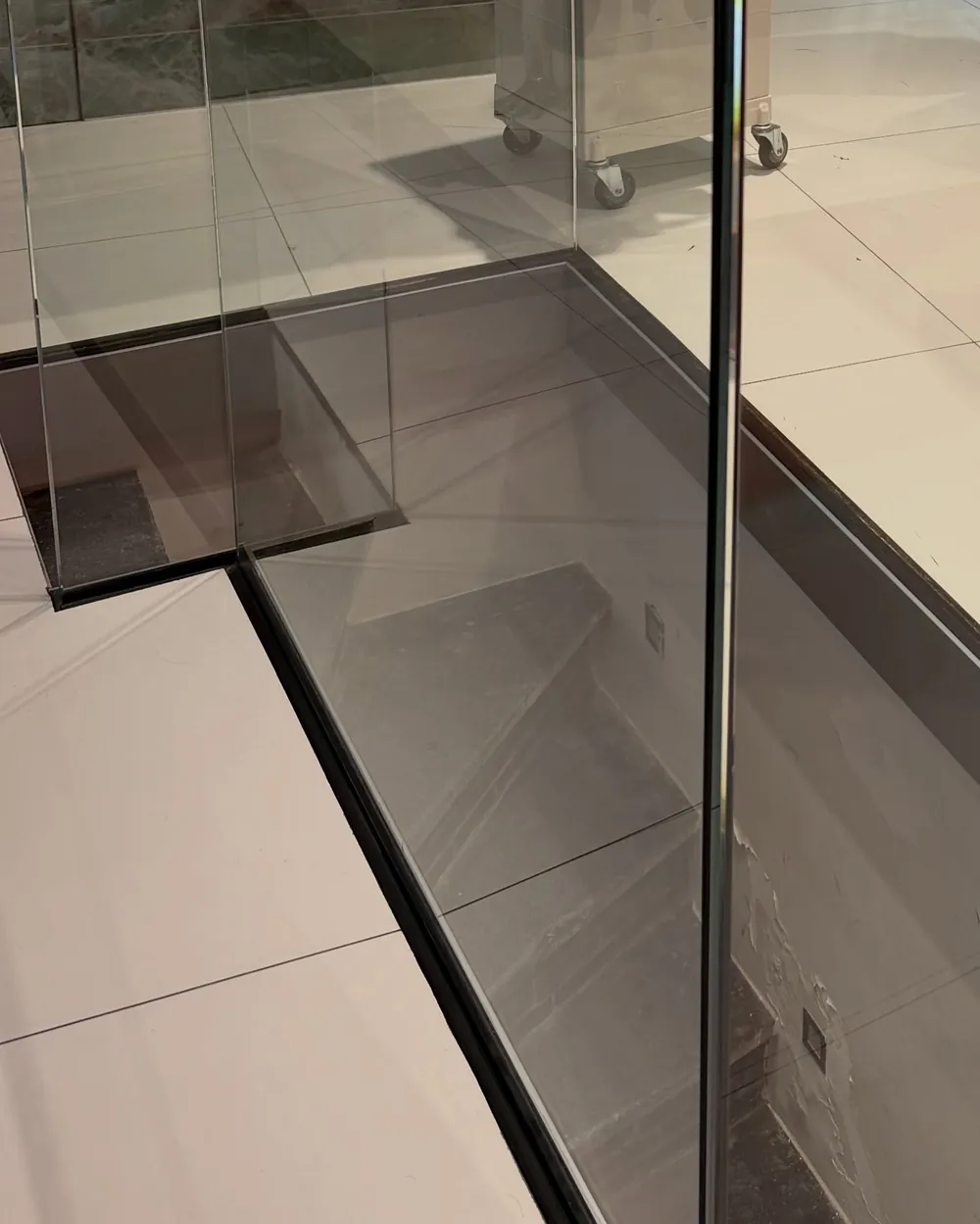 Rand van een glazen balustrade, zonder één vlek