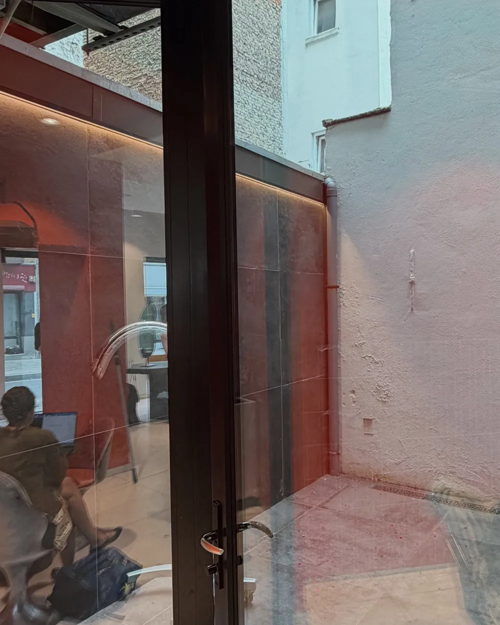 Reflectie in een glazen deurpartij met donker kader