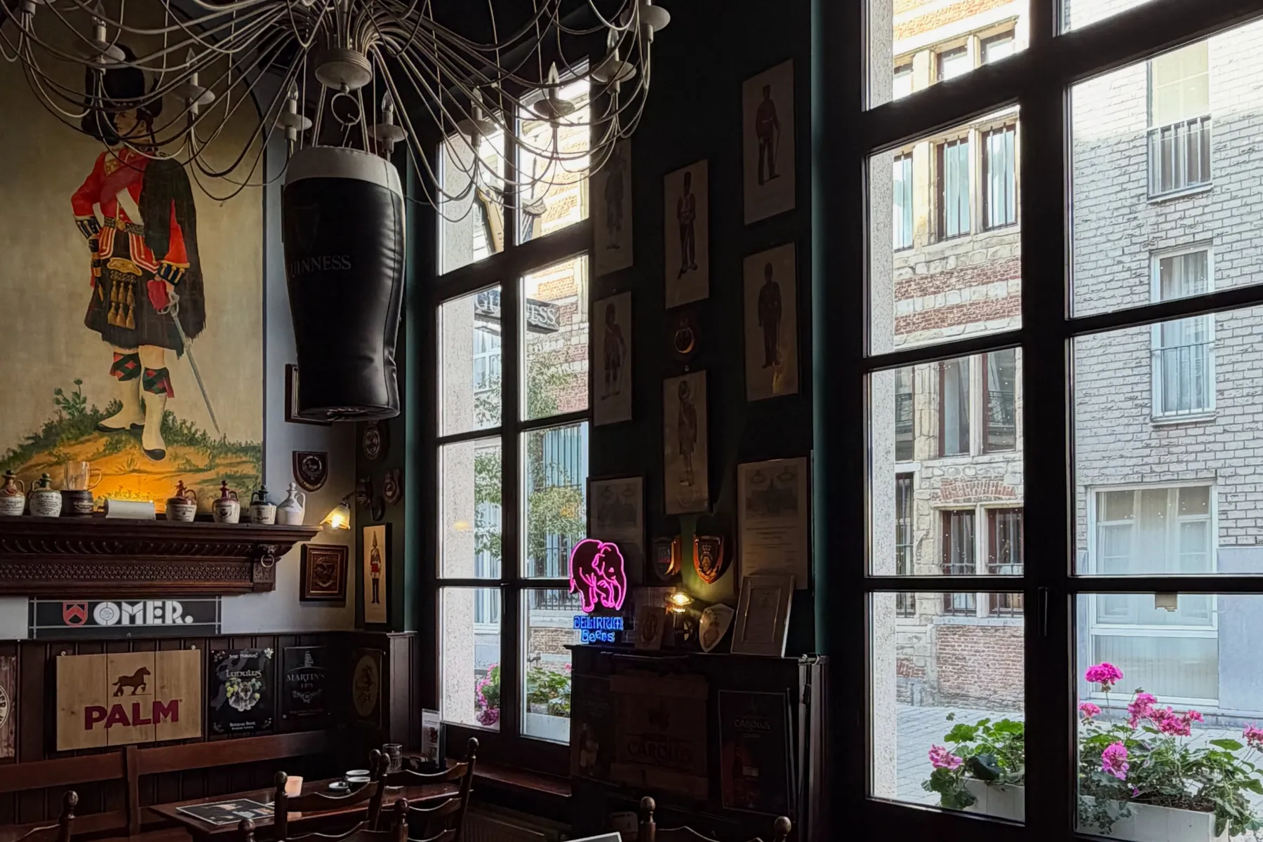 Café-interieur met hoge, heldere ramen in zwarte kaders, de straat is scherp zichtbaar